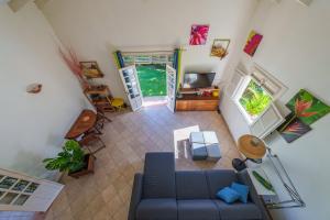 an overhead view of a living room with a blue couch at Villa Providencia jacuzzi 1 min plage Le Diamant in Le Diamant