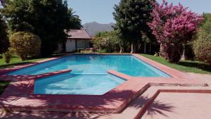 a swimming pool in the backyard of a house at Chalet yuris in Melipilla