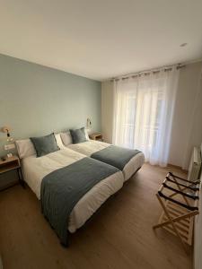 a large bed in a bedroom with a large window at Pensión el Horno REFORMADO in León