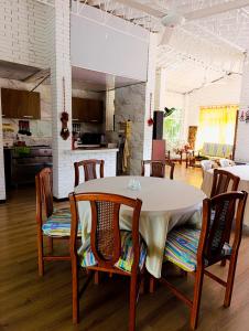 eine Küche und ein Esszimmer mit Tisch und Stühlen in der Unterkunft Pradolago Sol Prado Tolima in Prado