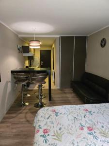 a hotel room with a bed and a table and a couch at Casa del Parque estudio 4 pax in Necochea
