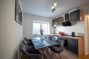 a kitchen with a table and chairs in a kitchen at Helles Apartment in bester Lage in Landshut
