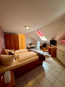 a hotel room with a large bed and a desk at Hotel Nahetal in Gensingen