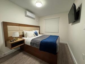 ein Schlafzimmer mit Bett und Flachbildfernseher in der Unterkunft Riverside Resort & RV Park in Qualicum Beach + 148 Fotos