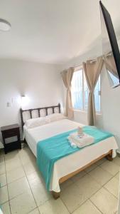 ein Schlafzimmer mit einem großen Bett und einem Fenster in der Unterkunft Hotel S Barbara in Mazatlán