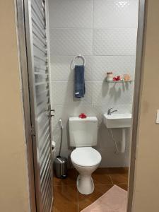 a small bathroom with a toilet and a sink at Flat Yellowtuna in Fernando de Noronha