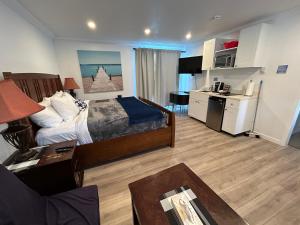ein Hotelzimmer mit Bett und Küche in der Unterkunft Riverside Resort & RV Park in Qualicum Beach