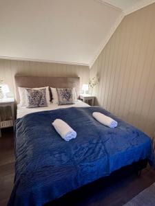 a bedroom with a large bed with two pillows at Villa Utsikten Romsdalen in Åndalsnes