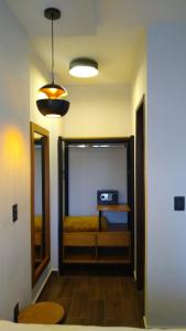 a room with a bed and a table and a mirror at HOTEL REAL DEL MONTE WOODs in Mineral del Monte