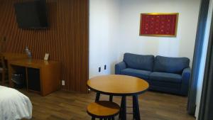a living room with a couch and a table at HOTEL REAL DEL MONTE WOODs in Mineral del Monte