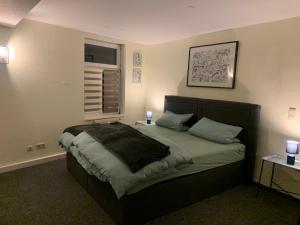 ein Schlafzimmer mit einem Bett, auf dem eine Decke liegt in der Unterkunft Ellerbach WG Komfortables Privatzimmer in Bad Kreuznach + 14 Fotos