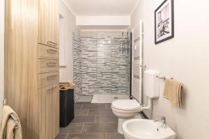 a bathroom with a toilet and a shower at La Quiete del Mattino in Torre Pellice +28 photos
