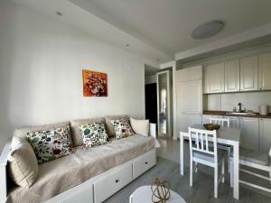 a living room with a couch and a kitchen at Kream Suite #Cosmopolis #Bucharest in Ştefăneştii de Sus
