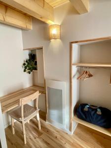 a small room with a desk and a chair at Abri Tiny House in Murat