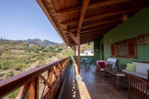 a balcony of a house with a view of the mountains at El Cañaveral – Casa Rural con Terraza San Mateo in Vega de San Mateo