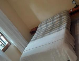 a large bed in a room with a window at Temporario Elisa in Santa Fe