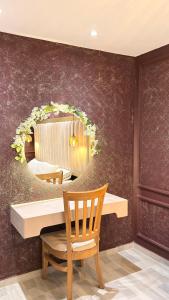 a room with a mirror and a table and a chair at Hotel Paris Carré in Valledupar