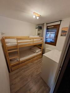 a small room with bunk beds in it at Entre lac et montagne in Les Angles