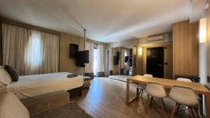 a hotel room with a bed and a table and chairs at AlphaStay by Rhouses in Barueri