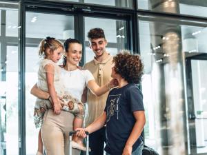 Mövenpick Hotel Lalez Durres في دراس: مجموعة من الناس يقفون أمام نافذة +142 صورة