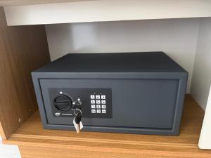 a microwave with a bird standing inside of it at Ocean Palm Apartments II - Edifício Paradis- Cidadela in Praia