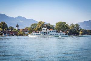 a boat on the water with people on it at Ferienwohnung Sam in Laimgrub
