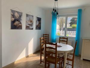 a kitchen and dining room with a table and chairs at Le rendez-vous des 2 amants in Romilly-sur-Andelle