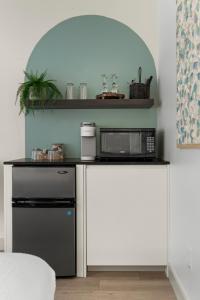 a kitchen with a microwave and a stove at Lakeside Villa & Nordic Spa in Penticton
