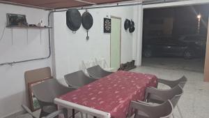 a dining table and chairs in a garage with a car parked at Eclipse del Júcar Luna in Alcalá del Júcar