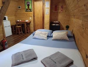 a bed in a cabin with two pillows on it at Posada Turística Alpinas Kamba in Paraguarí +25 photos