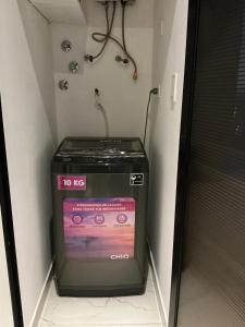 a washing machine in a corner of a room at Serenity Loft - Confort, Relax y Buena Ubicación in Santa Cruz de la Sierra