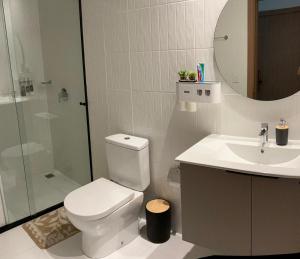 a bathroom with a toilet and a sink and a shower at Serenity Loft - Confort, Relax y Buena Ubicación in Santa Cruz de la Sierra