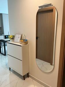 a dressing room with a mirror and a dresser at Serenity Loft - Confort, Relax y Buena Ubicación in Santa Cruz de la Sierra