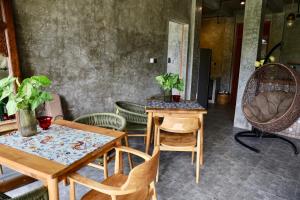 a dining room with a table and chairs at Rumah Hadeka sawan in Sawan