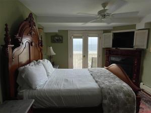 Llit o llits en una habitació de Laingdon Hotel