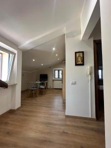 ein leeres Wohnzimmer mit einem Tisch und einem Kühlschrank in der Unterkunft Casa Piaggiola in Gubbio + 7 Fotos