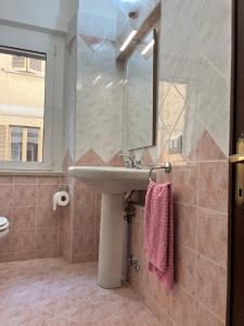 ein Badezimmer mit Waschbecken und Spiegel in der Unterkunft Casa Piaggiola in Gubbio