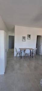 a white room with a table and two chairs at Portales del Vino 2 in Tupungato