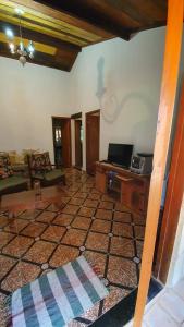 a living room with a couch and a table at Camping e Pouso Recanto das Flores in Tiradentes