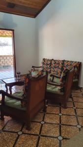 a living room with a couch and a table at Camping e Pouso Recanto das Flores in Tiradentes