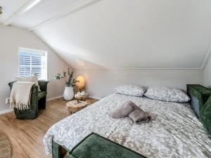 a bedroom with a bed and a couch at De Vale in Hattemerbroek