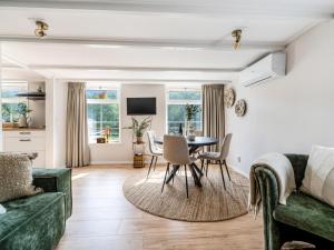 a living room with a green couch and a table at De Vale in Hattemerbroek