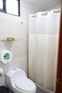 a small bathroom with a toilet and a shower at Casa de Nelly in Puerto Baquerizo Moreno