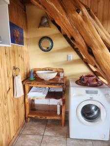 ein Badezimmer mit einer Waschmaschine in einem Zimmer in der Unterkunft Los Trevelinos in Trevelín