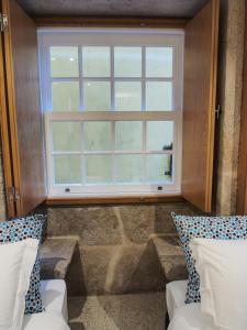 een raam in een kamer met 2 stoelen en een trap bij Belomont6 Apartments in Porto