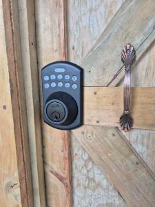 a remote control is attached to a wooden door at Cabañas Bambú Pérez Zeledón in San Isidro de El General