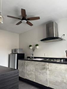 a kitchen with a ceiling fan and a counter top at suite doble ejecutiva providencia in Guadalajara