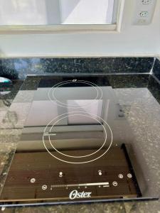 a counter top with a stove in a kitchen at Villa Davi, A 100m DA PRAIA! in Barra Grande