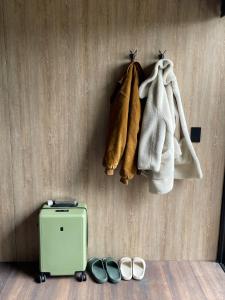 a room with a wall with towels and shoes at Vive Rela Tiny Houses in Nemocón