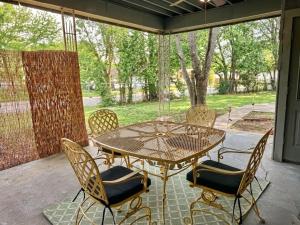 a patio with a table and chairs on a porch at Lux Modern 3BR King Bed Smart TV PetFriendly in Killeen